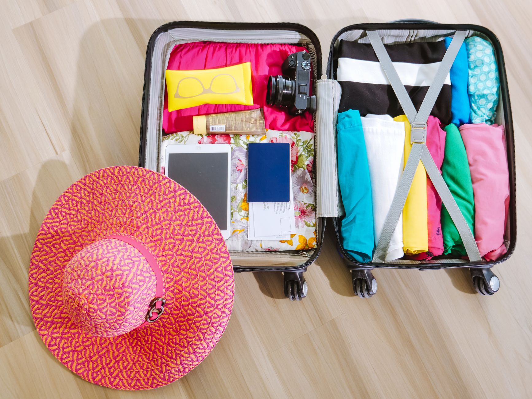 Rendezett bőrönd felülnézetből, packing cube-okkal
