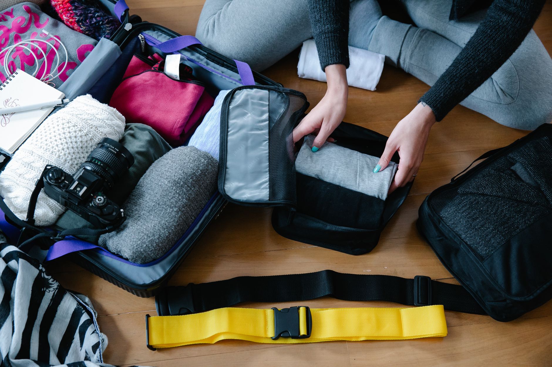 Kompressziós packing cube szett nyitott bőröndben
